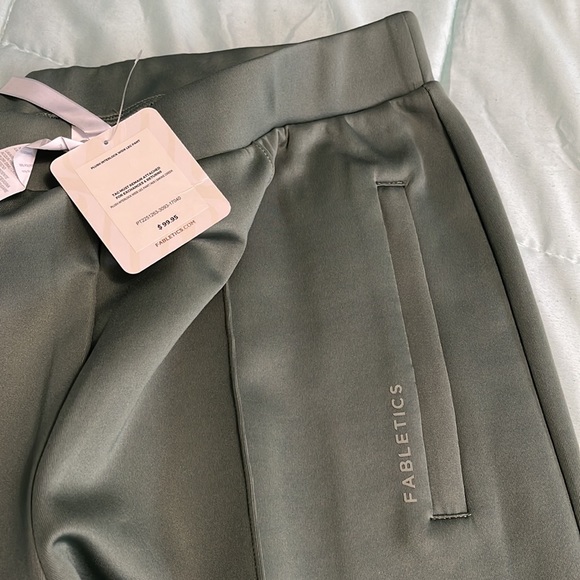 Brand new Fabletics set. - Picture 4 of 6